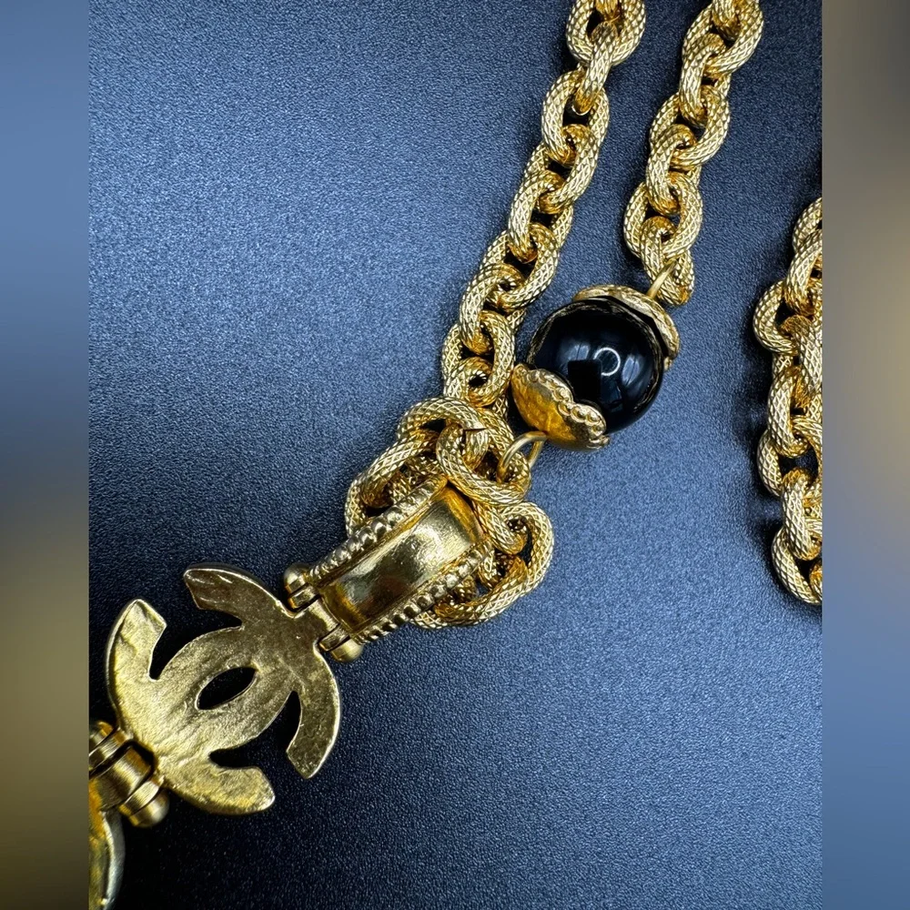 LOT 1500 24K gold plated CHANEL vintage Onyx CC magnifying Glass necklace